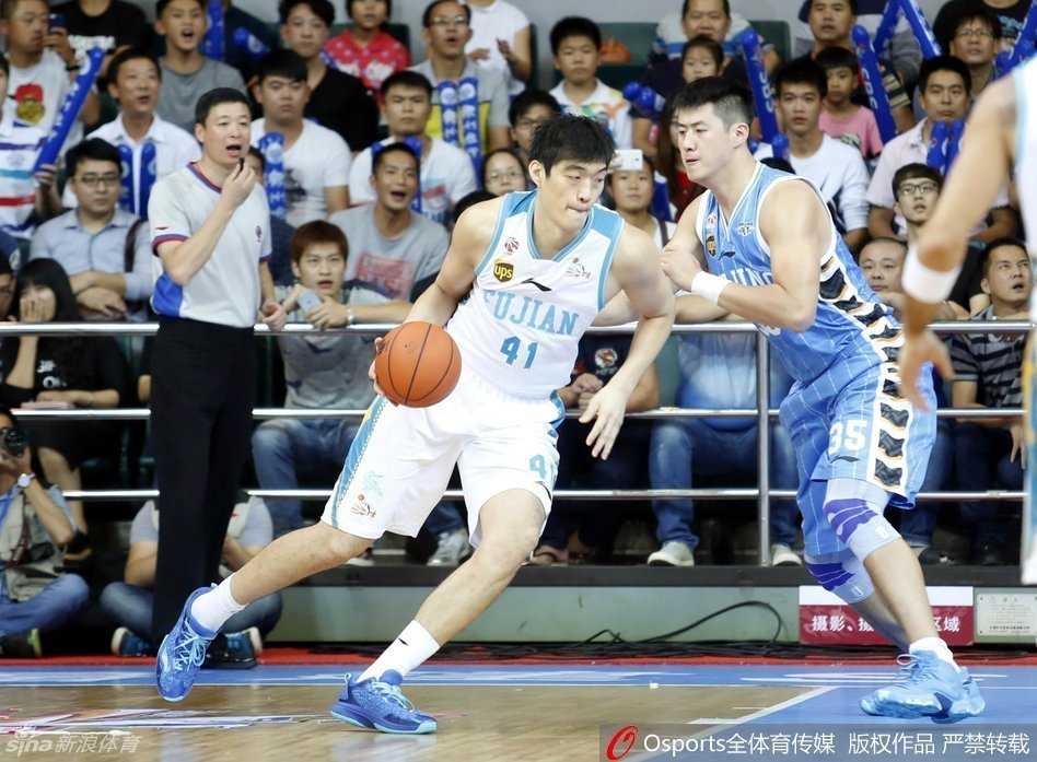 京城篮球记忆:马布里与孙悦的冠军拼图 吉喆高高跃起,手腕轻柔一抖,中距离投篮应声入网,他的脸上写满了坚定与自信。