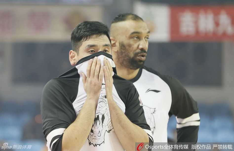 京城群星闪耀时:雾霾中的首钢悍将,老马莫里斯与孙悦的经典战役 尽管烟雾缭绕,38岁的马布里依然眼神坚毅,他弯下腰重心压得极低,用标志性的胯下运球寻找突破节奏,莫里斯则在身后随时准备挡拆配合,两人默契十足。