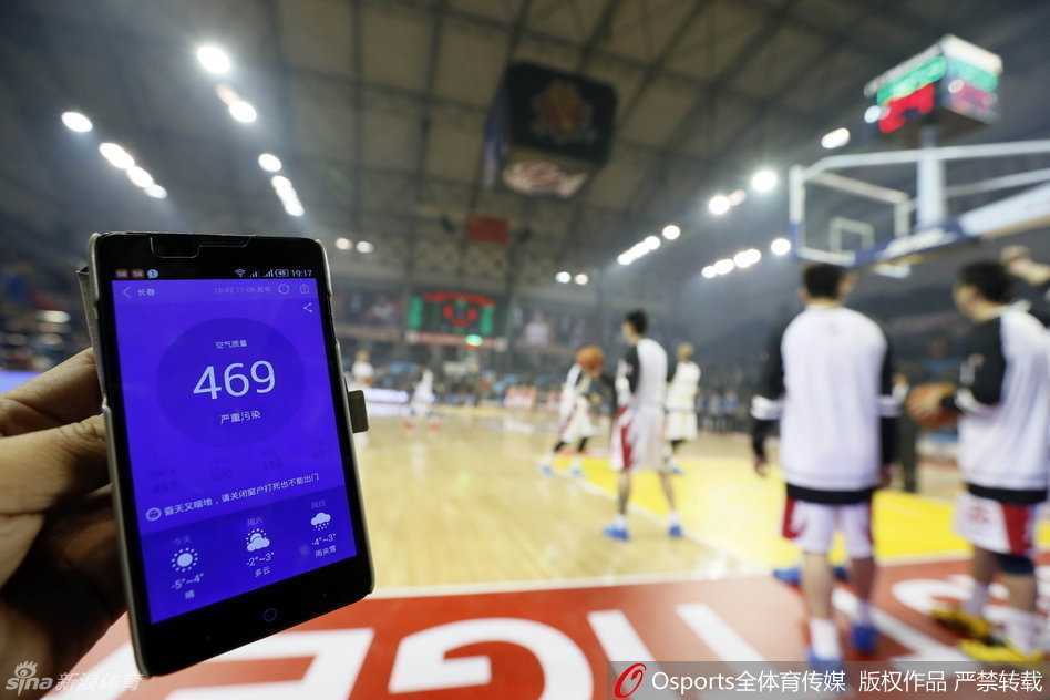 京城群星闪耀时:雾霾中的首钢悍将,老马莫里斯与孙悦的经典战役 在弥漫着烟雾的球馆内,吉林队中锋钟诚眉头紧锁,高高举起球衣紧紧捂住口鼻,仿佛在无声地对抗着这看不见的“雾霾杀手”,眼神中透露出无奈与坚持。