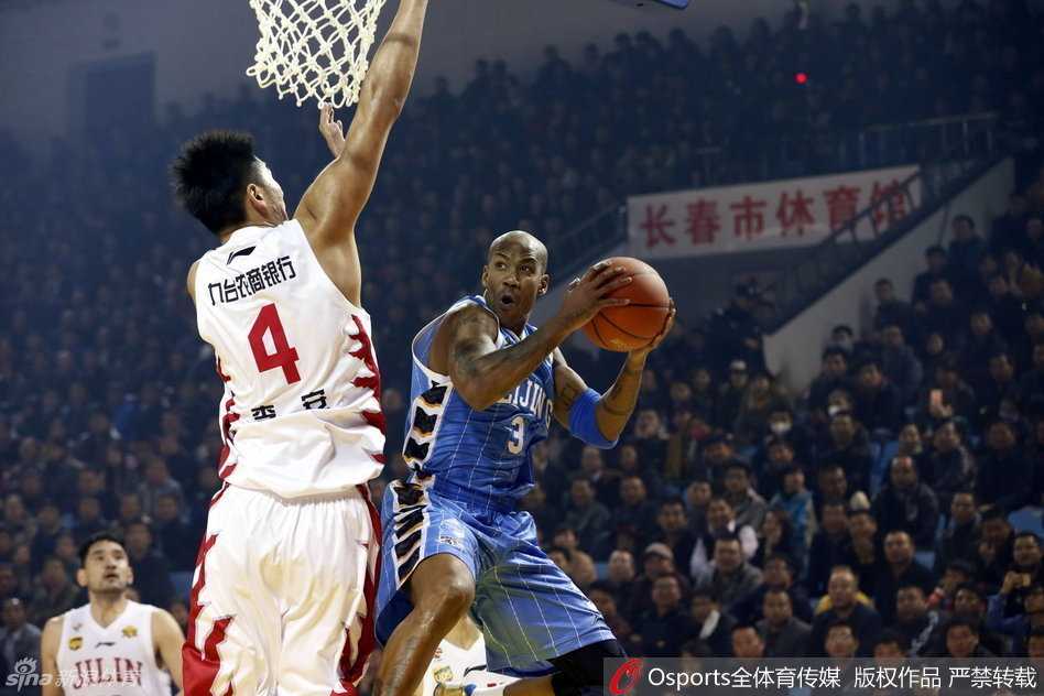 京城群星闪耀时:雾霾中的首钢悍将,老马莫里斯与孙悦的经典战役 威廉姆斯犹如一架低空飞行的轰炸机,双手抱球奋力砸向篮筐,他的肌肉线条在发力时清晰可见,对手只能无奈地仰视这记势大力沉的终结。