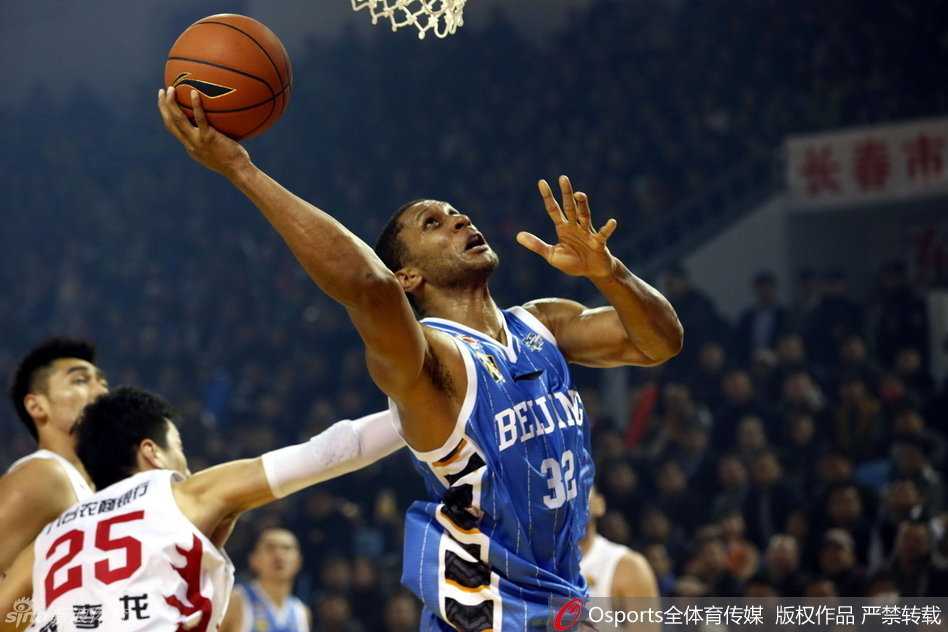 京城群星闪耀时:雾霾中的首钢悍将,老马莫里斯与孙悦的经典战役 面对吉林队的严密包夹,马布里奋力跃起争抢篮板,落地后踉跄了一步,脸上写满了对胜利的渴望和对比赛胶着局势的专注。