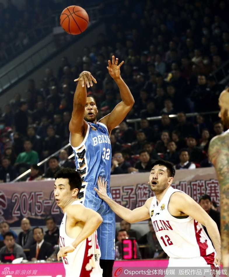 京城群星闪耀时:雾霾中的首钢悍将,老马莫里斯与孙悦的经典战役 孙悦在快攻中如大鹏展翅般腾空而起,右手狠狠地将球砸进篮筐,身体在空中形成一道完美的弧线,整个球馆仿佛都因这记暴扣而瞬间安静。