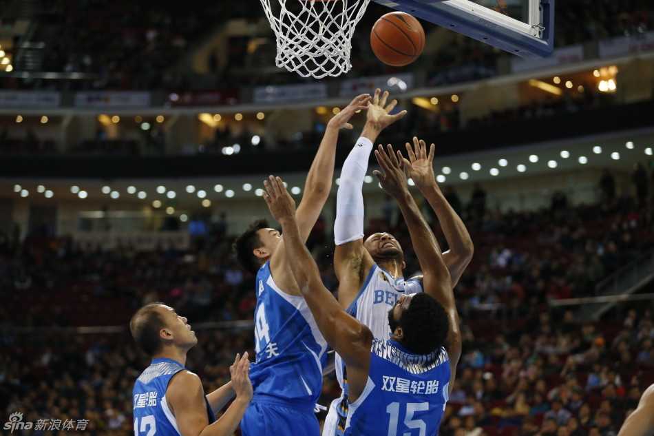 京城脊梁:那支四年三冠的首钢男篮,他们的热血从未冷却 莫里斯在多人包夹之下依然强硬起跳,勾手投篮的瞬间,眼神里满是坚定与杀气。