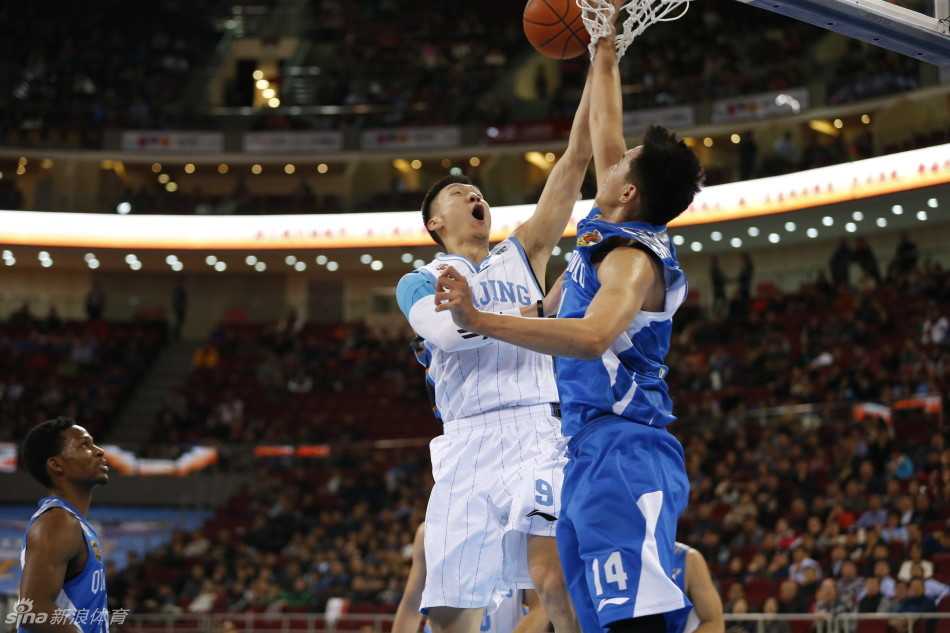 京城脊梁:那支四年三冠的首钢男篮,他们的热血从未冷却 莫里斯在篮下遭遇严防死守,他顶开防守人后艰难地将球勾向篮筐,拼尽全力完成任务。