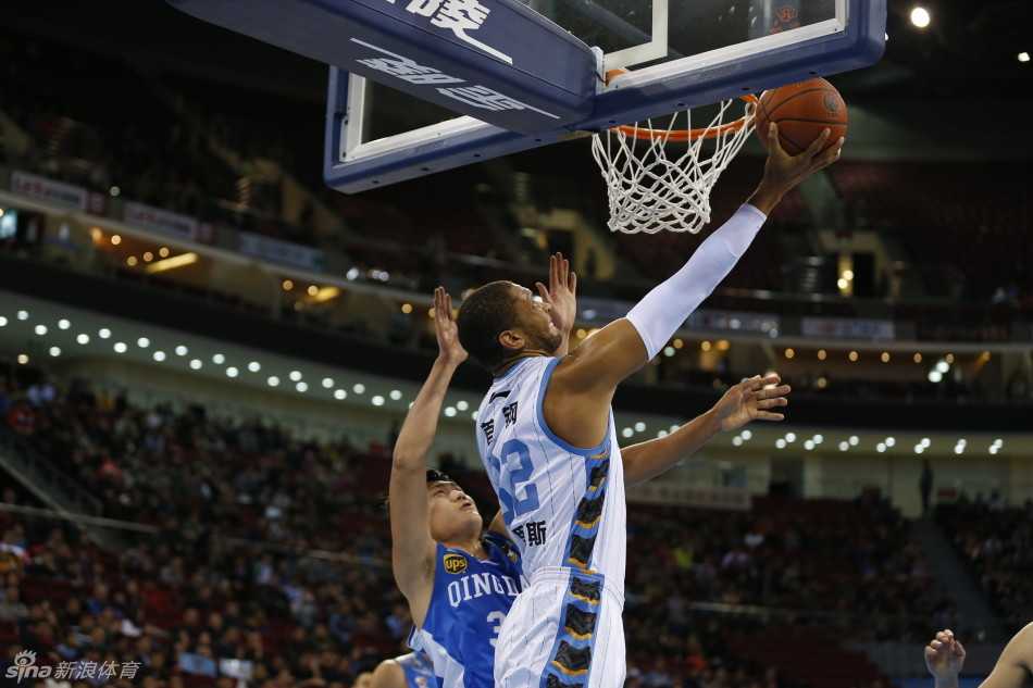 京城脊梁:那支四年三冠的首钢男篮,他们的热血从未冷却 翟晓川持球加速强行突破防线,整个人的姿态充满了爆炸性的力量与一往无前的决心。