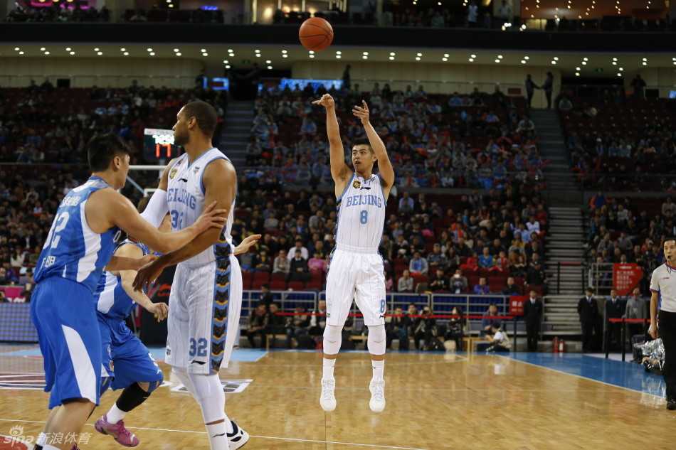 京城脊梁:那支四年三冠的首钢男篮,他们的热血从未冷却 吉喆在对抗中身体扭曲,依然奋力将球抛出,这个高难度的动作展现了他顽强的拼搏精神。