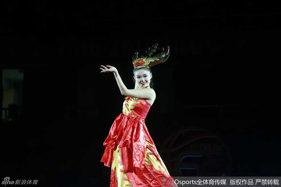 京城荣耀绽放新篇章:北京女篮加冕总冠军旌旗,揭幕战踏平辽宁豪取开门红 老将周宏华眼神坚毅,沉稳地控球推进,她是球场上掌控节奏的指挥官,用经验引导着球队的进攻。