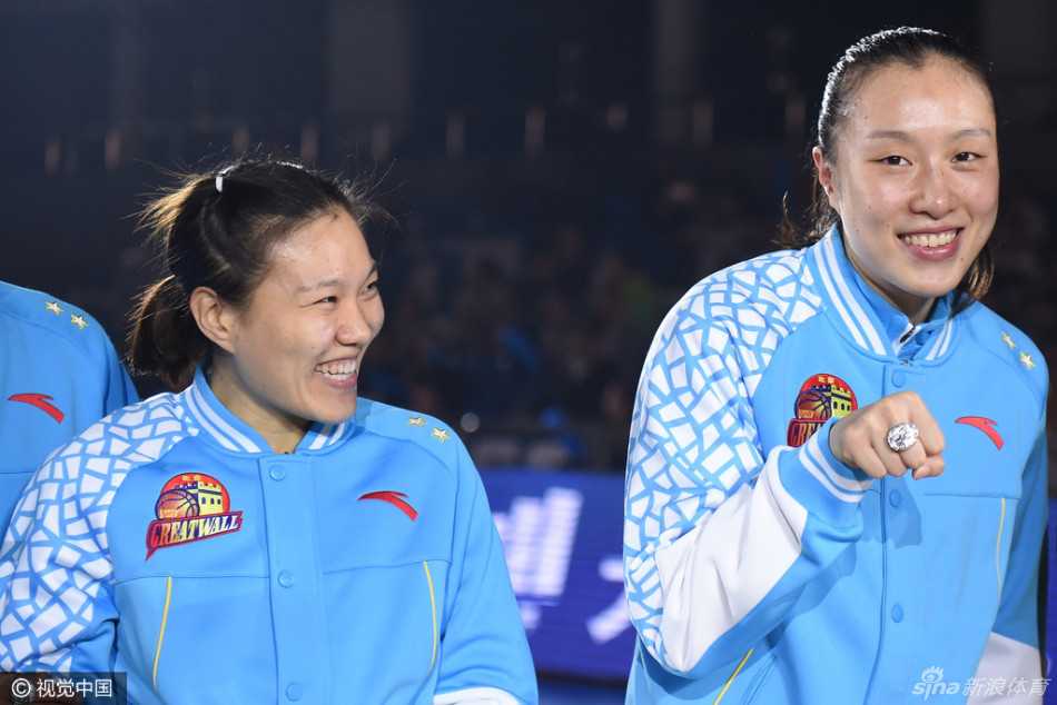 京城荣耀绽放新篇章:北京女篮加冕总冠军旌旗,揭幕战踏平辽宁豪取开门红 邵婷在领奖台上变身搞怪达人,俏皮的表情与场上冷静杀手的形象形成可爱反差,尽显队内融洽氛围。