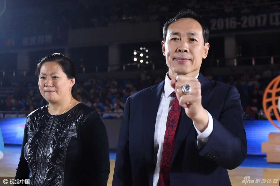 京城荣耀绽放新篇章:北京女篮加冕总冠军旌旗,揭幕战踏平辽宁豪取开门红 许利民指导满脸骄傲地向全场展示手中的总冠军钻戒,这枚戒指凝聚着全队上赛季的拼搏与智慧。