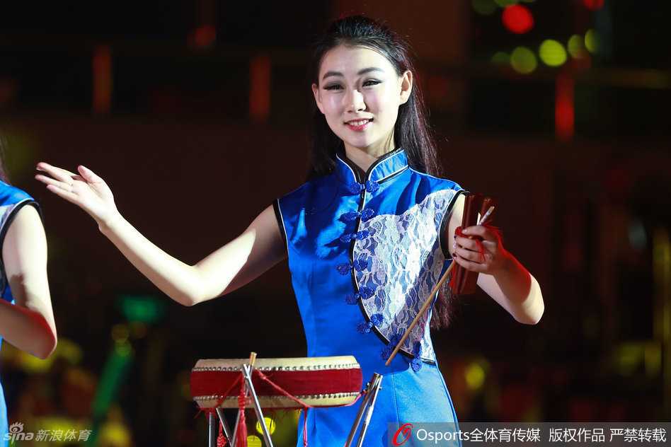 京城荣耀绽放新篇章:北京女篮加冕总冠军旌旗,揭幕战踏平辽宁豪取开门红 辽宁队外援邦尼陷入北京队多人包夹的钢铁防线中,她奋力拼抢,试图在严密防守下找到突破口。