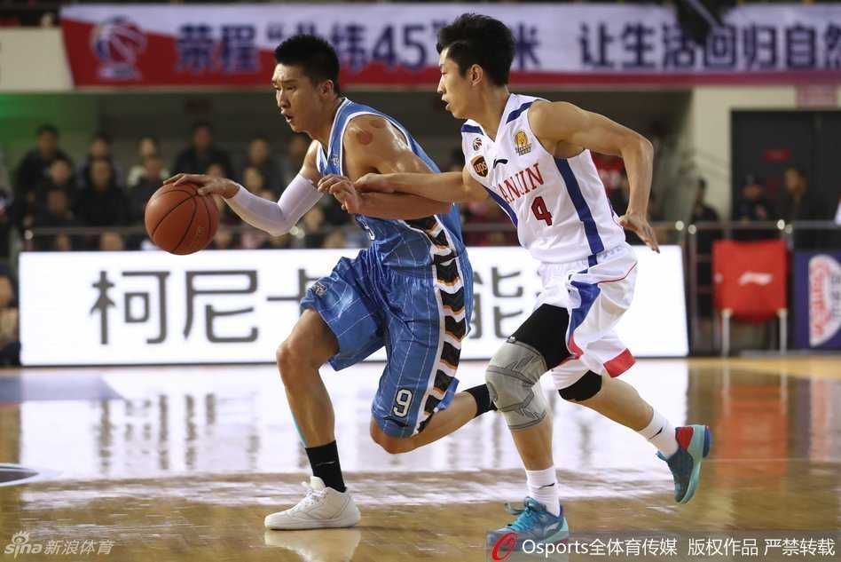 莫里斯在罚球线附近觅得良机,果断跳投出手,篮球划过一道美妙的弧线空心入网,这记稳健的投射正是他作为空间型内线在首钢战术体系中的价值体现。