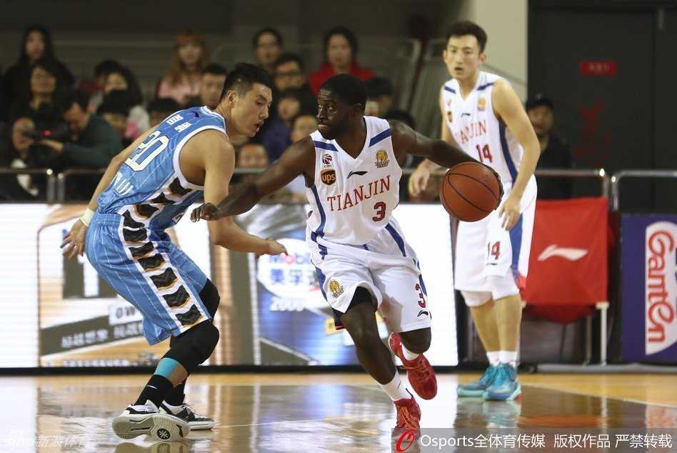 段江鹏在攻防转换间疾速狂奔,接队友传球后顺势挑篮,灵动的身姿与专注的眼神,完美诠释了他在场上每球必争的积极态度。