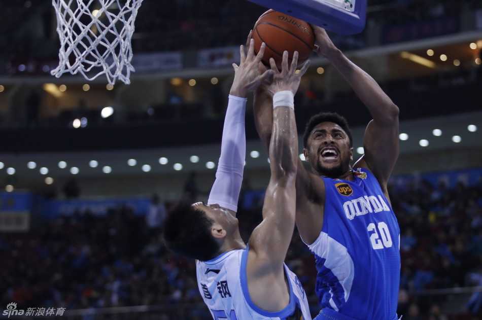 翟晓川飞身上篮，灵动的身影划破对手的防线，这是属于年轻人的闪耀时刻。