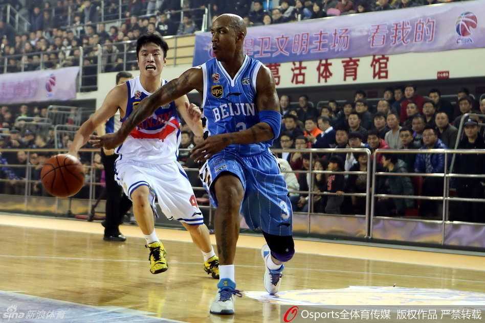 老马的眼神里透着杀气与坚毅，他凝视着篮筐，仿佛在告诉队友哪怕只剩最后一秒，也要把胜利留在北京。