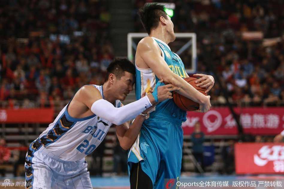 在福建队严密的包夹防守下，马布里如孤胆英雄般强行突破，他那不屈的背影正是北京队当晚逆境求生的缩影。