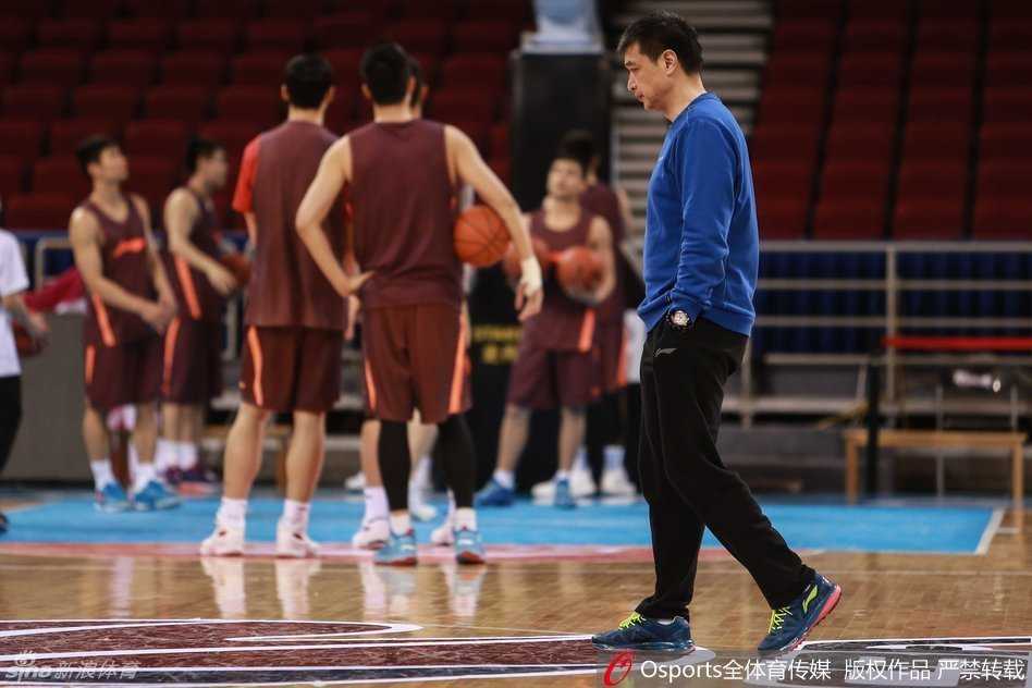 莫里斯在罚球线附近一次次机械地重复着投篮动作，手腕的每一次抖动都带着同样的弧度，这位沉默的巨塔试图用枯燥的肌肉记忆，找回那个曾经在总决赛中无解的中投。