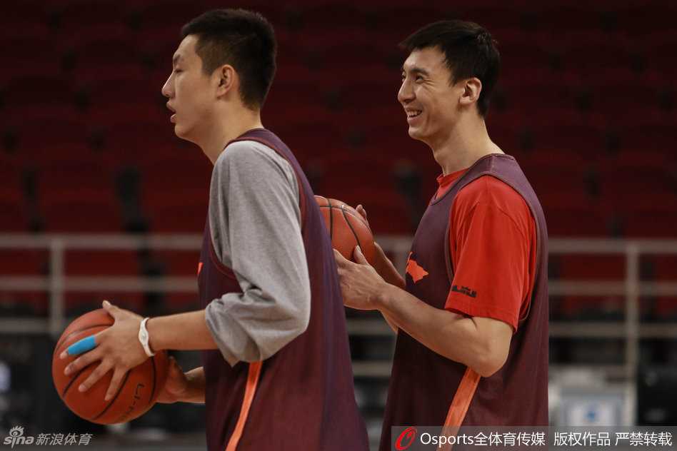 训练间隙，翟晓川主动走向孙悦，两人脑袋凑在一起，一边比划着场上的战术跑位，一边低声交谈，眼神中透露出对比赛细节的极致专注。