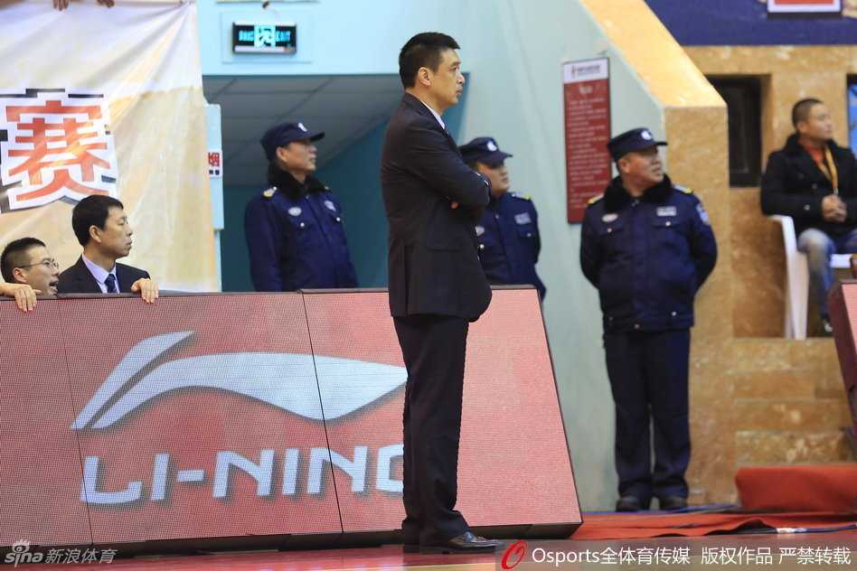 京城铁军硬碰硬:闵鹿蕾运筹帷幄 北京豪取五连胜 闵鹿蕾场边运筹帷幄,眼神专注地注视着场上局势,双手比划着只有球员才懂的战术暗号。