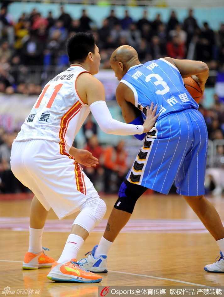 京城铁军硬碰硬:闵鹿蕾运筹帷幄 北京豪取五连胜 马布里强势突破防线,如利刃般撕裂八一队的防守,展现出领袖的霸气。