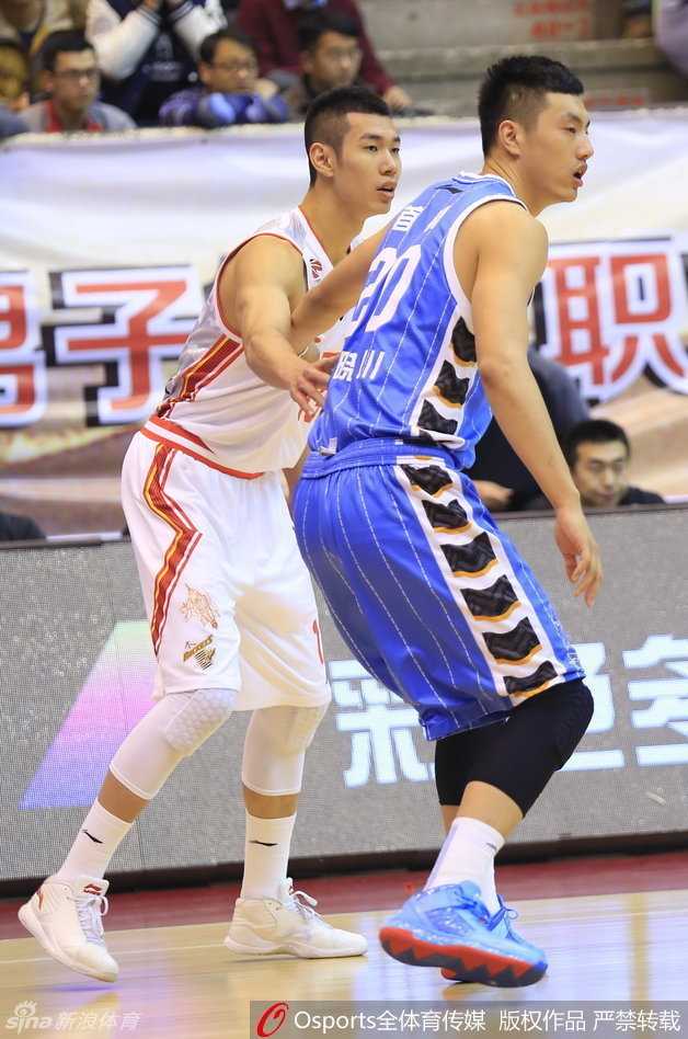 京城铁军硬碰硬:闵鹿蕾运筹帷幄 北京豪取五连胜 场边一位长发美女球迷为北京队的精彩表现鼓掌,神情投入,成为赛场边的靓丽焦点。