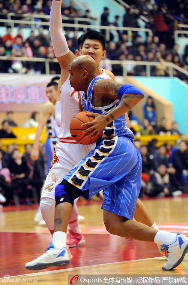 京城铁军硬碰硬:闵鹿蕾运筹帷幄 北京豪取五连胜 马布里空中对抗后上篮,身体完全舒展,即便面对封盖也从容不迫地将球打进。