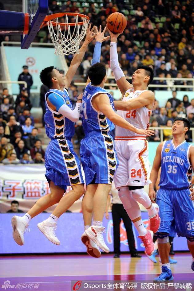 京城铁军硬碰硬:闵鹿蕾运筹帷幄 北京豪取五连胜 莫里斯在篮下面露焦急,与对手激烈卡位,身体对抗中展现出必胜的决心。