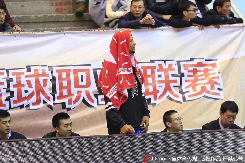 京城铁军硬碰硬:闵鹿蕾运筹帷幄 北京豪取五连胜 翟晓川高高跃起争抢篮板,凭借出色的弹跳和意识为北京队拼下宝贵的球权。