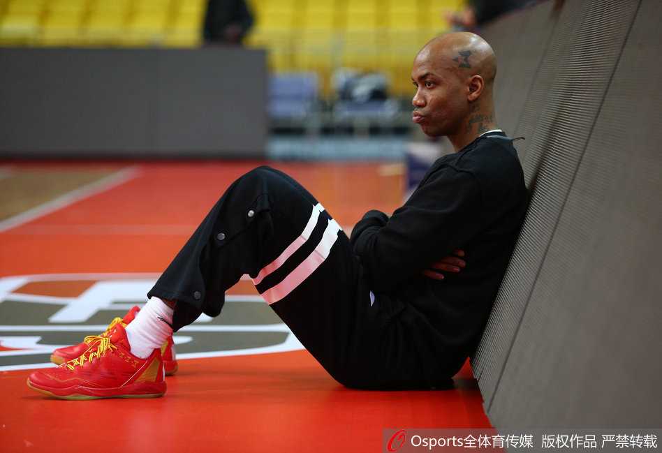 内线外援莫里斯在训练间隙认真地进行着肩背肌肉的拉伸，即便此前训练中眉骨不慎被队友撞破出血，他依然坚持完成每一个身体激活环节，为内线肉搏做好准备。