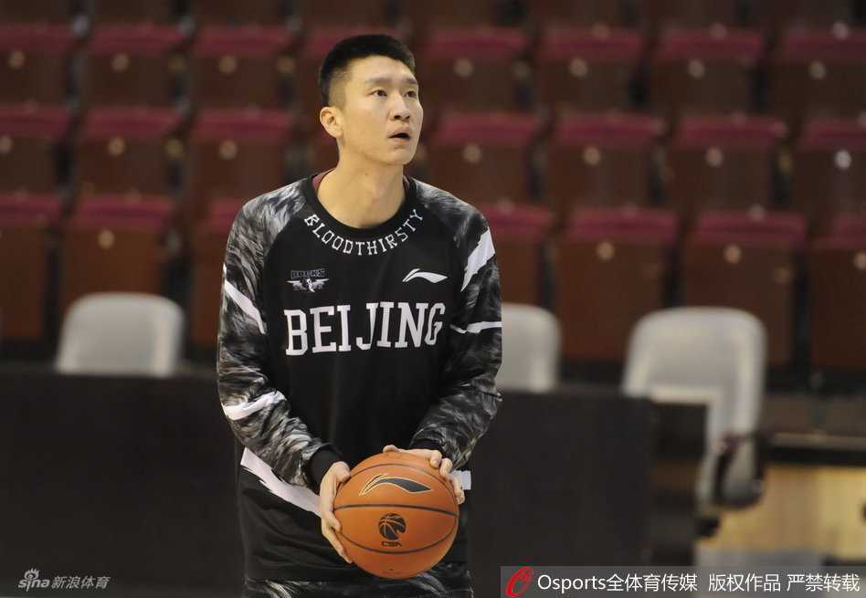 京城铁军逆境淬火!北京首钢男篮赛前训练直击 训练间隙,吉喆脸上挂着标志性的轻松笑容,似乎场上的任何压力都无法影响到这位空间型内线的好心情。