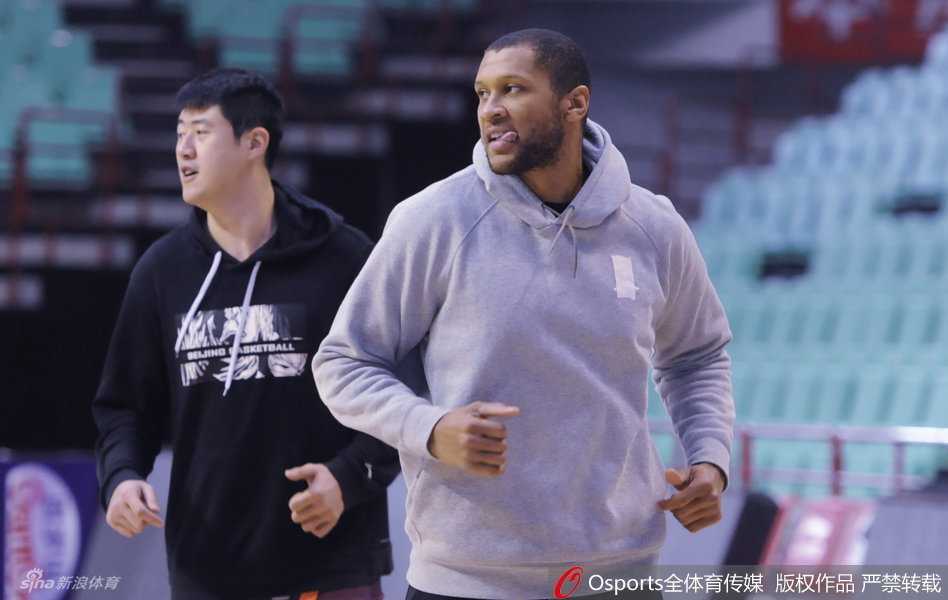 京城铁军逆境淬火!北京首钢男篮赛前训练直击 赤裸着上身的莫里斯在五棵松训练馆里挥汗如雨,眼神专注地凝视着篮筐,用一次次精准的中投击碎场外的交易流言。