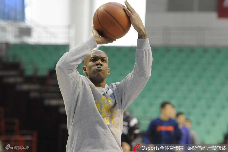 京城铁军逆境淬火!北京首钢男篮赛前训练直击 老将张庆鹏、孙悦与翟晓川、朱彦西、张松涛围成一圈,在助教的指导下进行定点投篮练习,兄弟们有说有笑,气氛融洽。