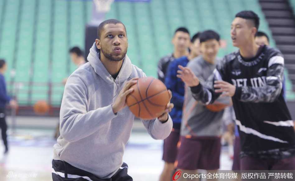 京城铁军逆境淬火!北京首钢男篮赛前训练直击 面对外界的喧嚣,莫里斯选择用最刻苦的训练回应,他运球、跳投一气呵成,肌肉线条在球馆灯光下显得格外醒目。