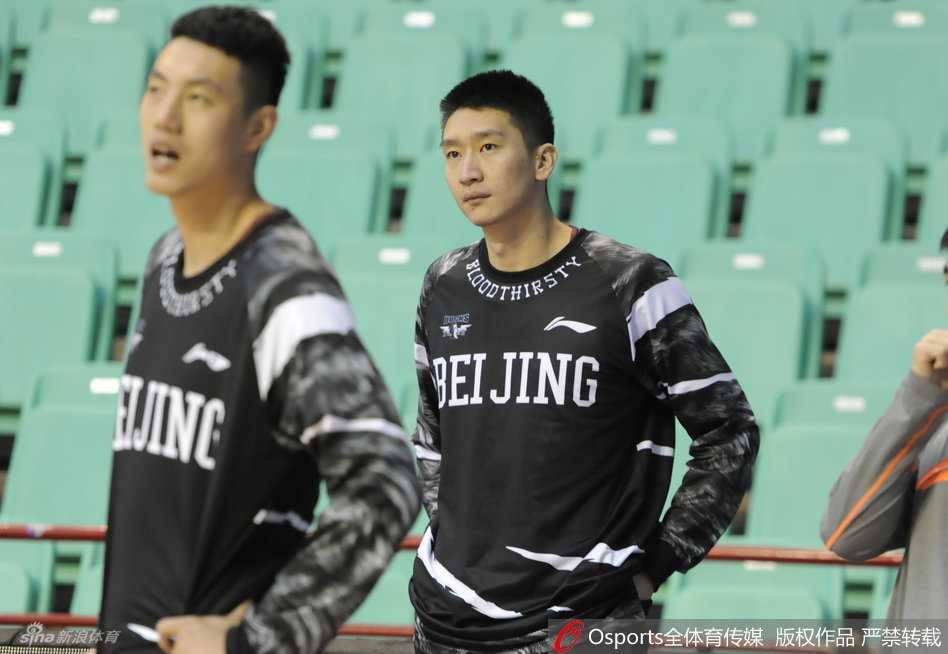 京城铁军逆境淬火!北京首钢男篮赛前训练直击 主教练闵鹿蕾双手抱在胸前,神情专注地站在场边督战,他的眼神中透露出对这支铁军的无限期待与严格的要求。