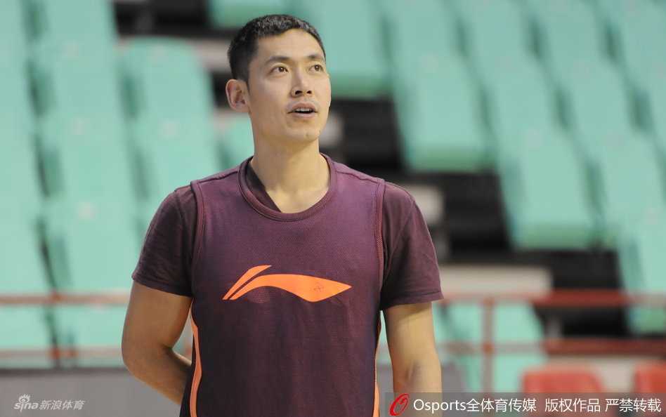 京城铁军逆境淬火!北京首钢男篮赛前训练直击 孙悦表情严峻,在三分线外高高跃起出手投篮,手指上的绷带无法阻挡他为球队攻城拔寨的决心。