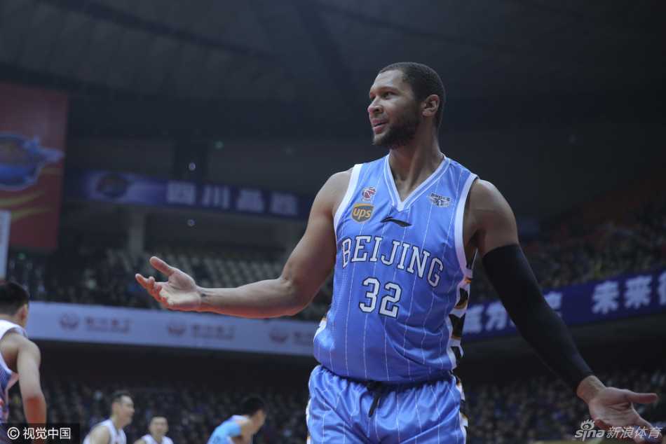 京城铁军鏖战蜀地,英雄泪洒赛场 约什高高跃起,在莫里斯的防守缝隙中寻找出手机会,他的身体在空中舒展,篮球仿佛黏在手上,等待着最佳的出手时机。