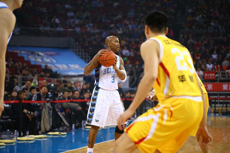 马布里运筹帷幄，冷静观察着队友的跑位，眼神中透露出赛场统帅的睿智与从容。