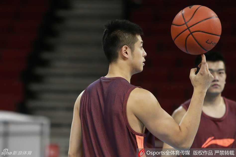 方硕在训练中表情专注地完成投篮，皮球划过一道完美的弧线空心入网，在这个决定排名的关键月份，他的每一次出手都带着不容置疑的决心。