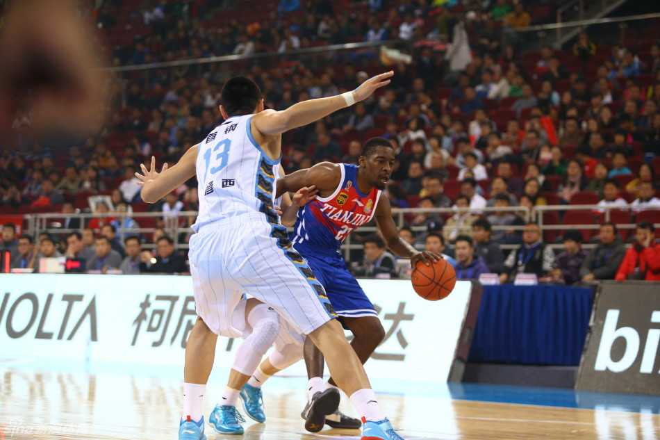 京城铁军:老马怒吼与身体对抗谱写的冠军序章 翟晓川在篮下迎着两名防守球员高高跃起,上演惊天补篮,身体在空中完全舒展,展现了惊人的弹跳和顽强的拼劲。