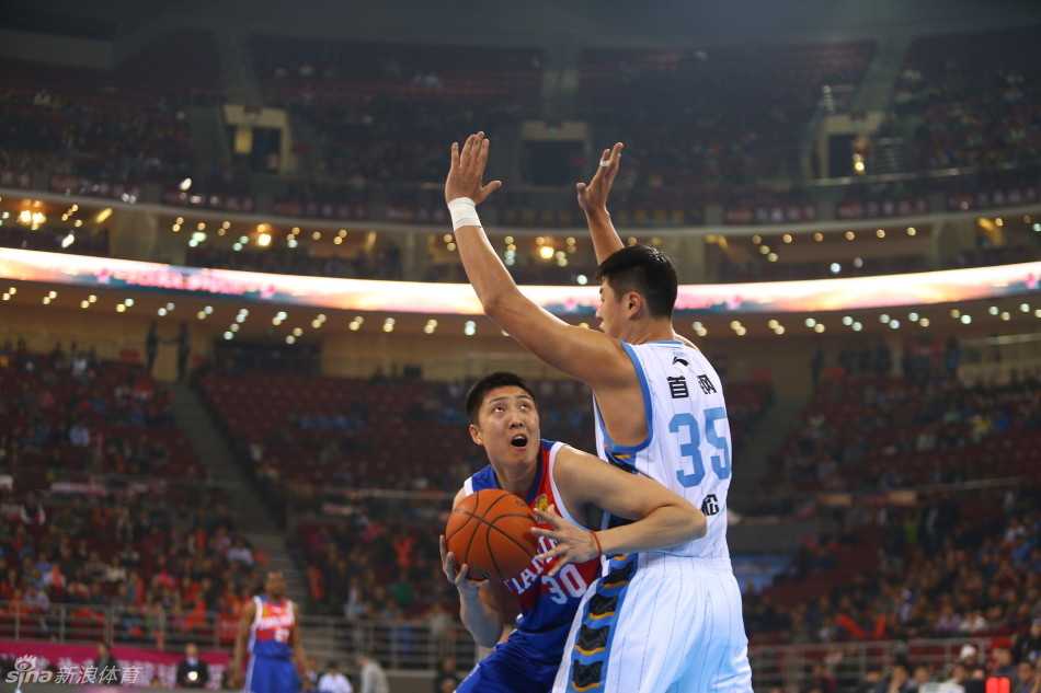 京城铁军:老马怒吼与身体对抗谱写的冠军序章 马布里眼神专注地目视前方,仿佛猎豹审视猎物,那种不怒自威的领袖气质透过屏幕扑面而来,传递着必胜的信念。
