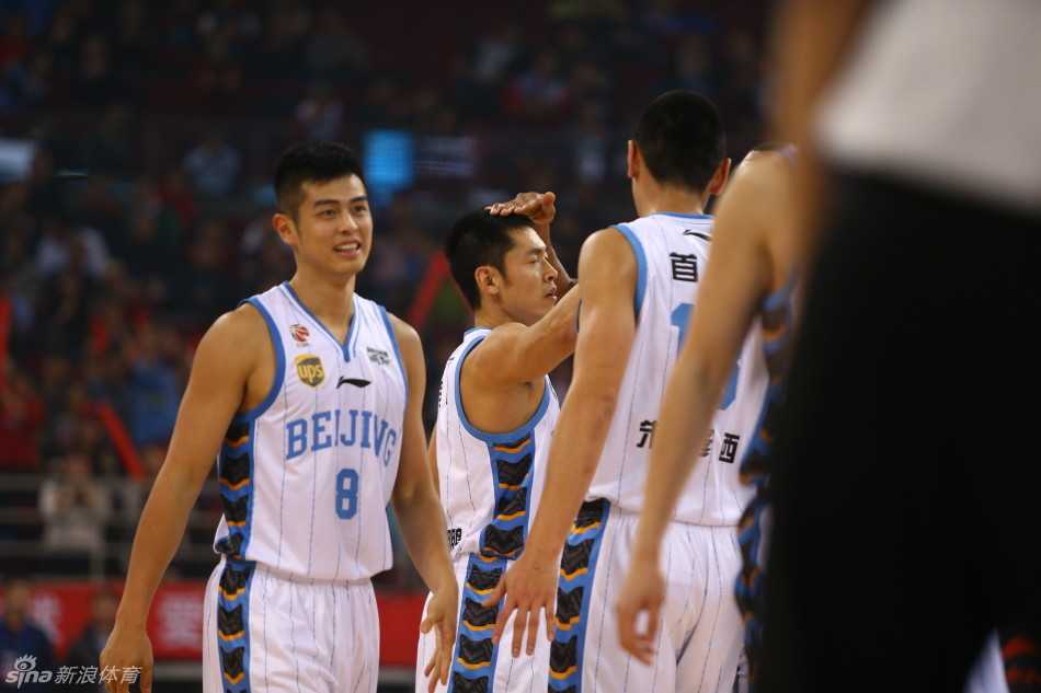 京城铁军:老马怒吼与身体对抗谱写的冠军序章 朱彦西张开双臂准备防守,眼神专注地盯着持球人,他的长臂像是一道屏障,随时准备干扰对手的投篮或传球路线。