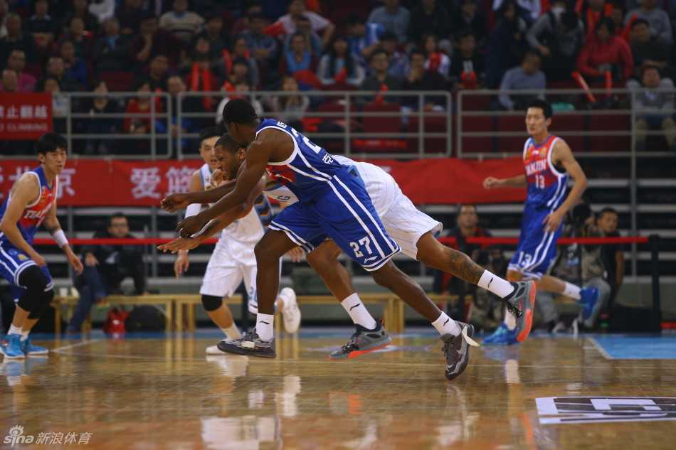 京城铁军:老马怒吼与身体对抗谱写的冠军序章 方硕坐在替补席上开怀大笑,露出洁白的牙齿,他被队友的精彩表现逗乐,青春的活力和轻松的心态感染了身边的每一个人。