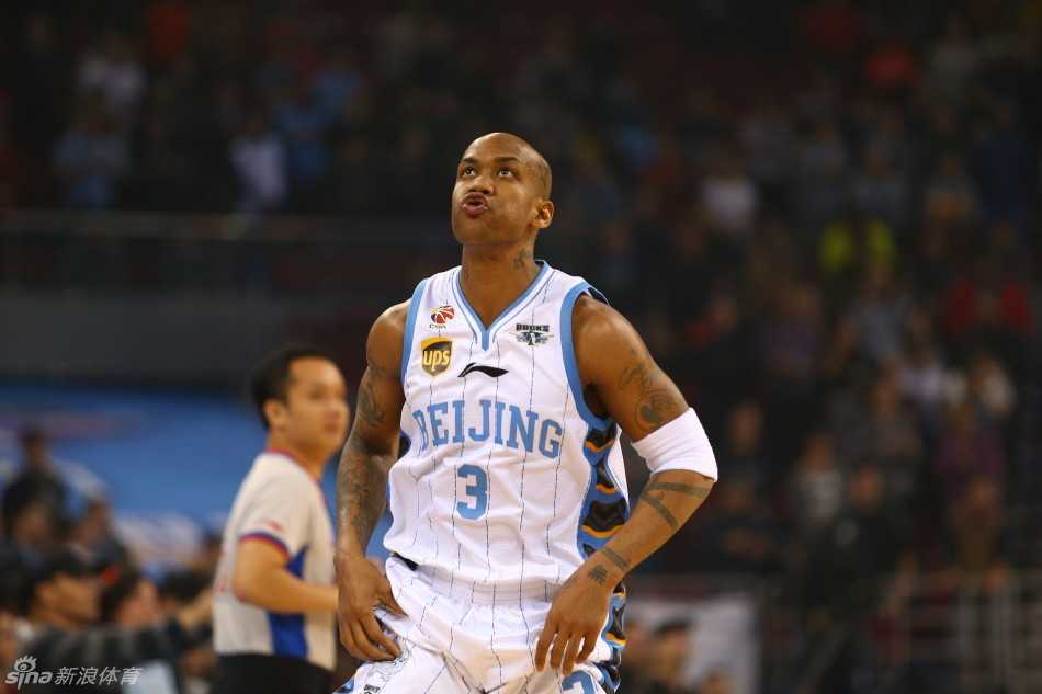 京城铁军:老马怒吼与身体对抗谱写的冠军序章 老马嘟起嘴唇,眼神坚毅地控球推进,脸上写满了对胜利的渴望和对防守的不屑,仿佛在告诉全场:这比赛,我拿下了。