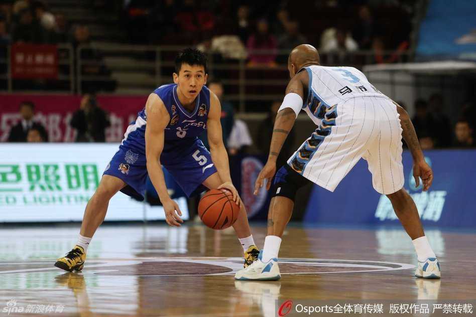 老骥伏枥志在千里，马布里用标志性的疾步突破撕开江苏队防线，即便面对多人包夹，他那如教科书般的上篮依旧稳健，瞬间点燃了主场球迷的热情。