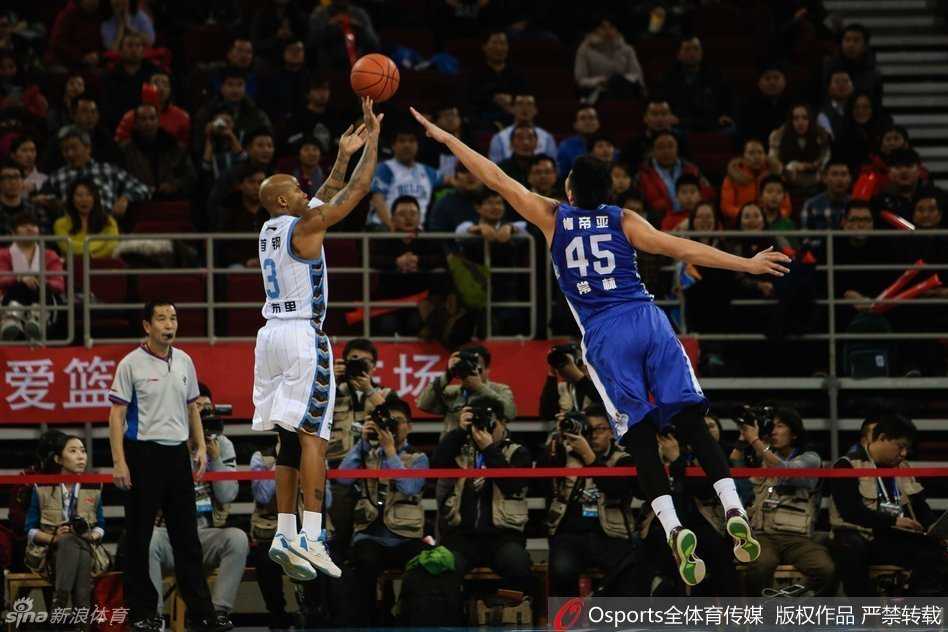 防守端的孙悦如同天罗地网，他用极具压迫性的贴防让对手寸步难行，那双长臂随时准备抢断发动快攻，完美诠释了何为从一号位防到五号位的全能战士。