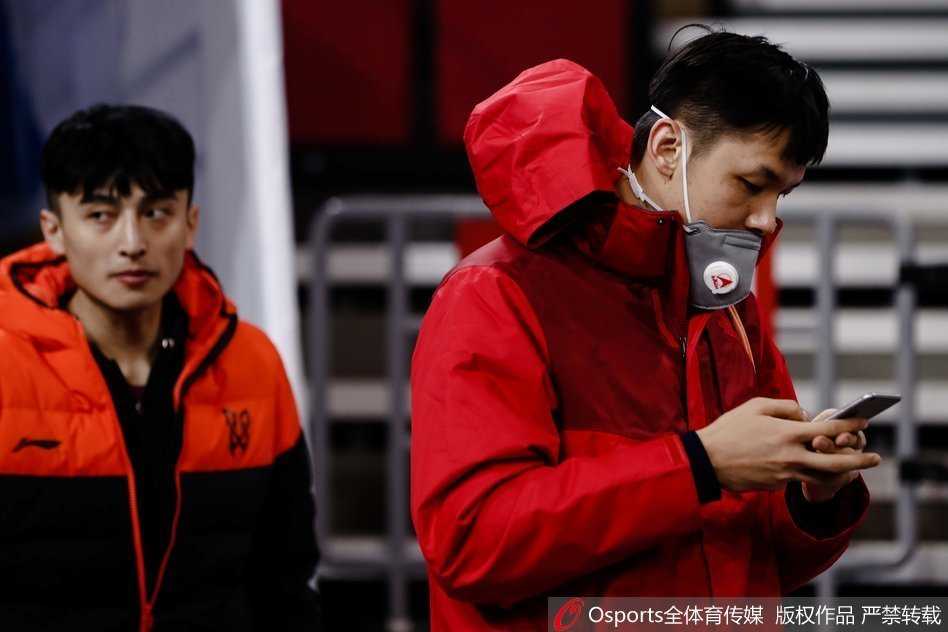 训练间隙，深圳队外援透过玻璃窗望向灰蒙蒙的窗外，若有所思，或许在对比南国与北国的冬季差异。