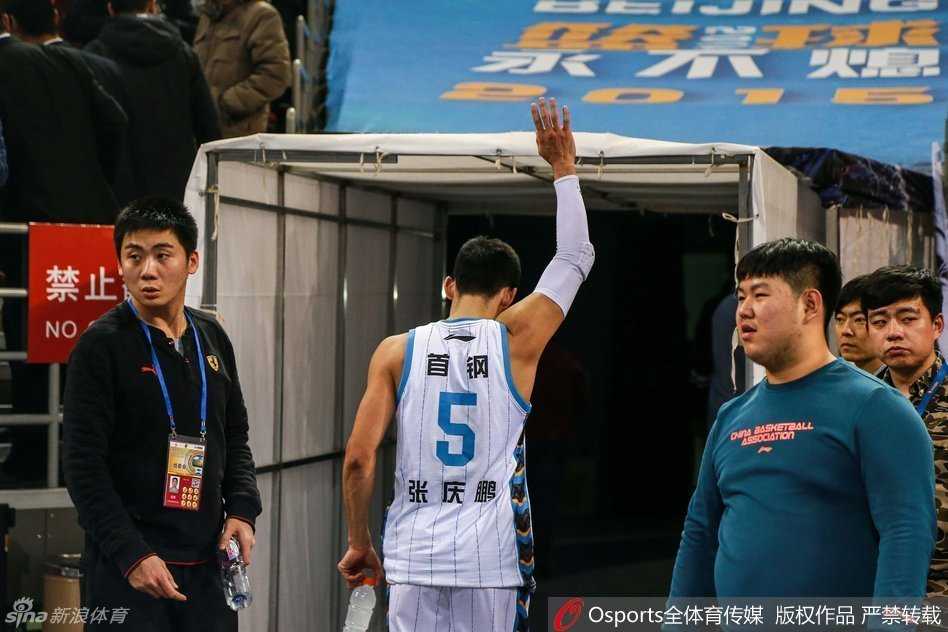 老将张庆鹏化身“张三疯”，在四川队严密防守下强行出手三分，皮球划破长空，承载着反超的希望。