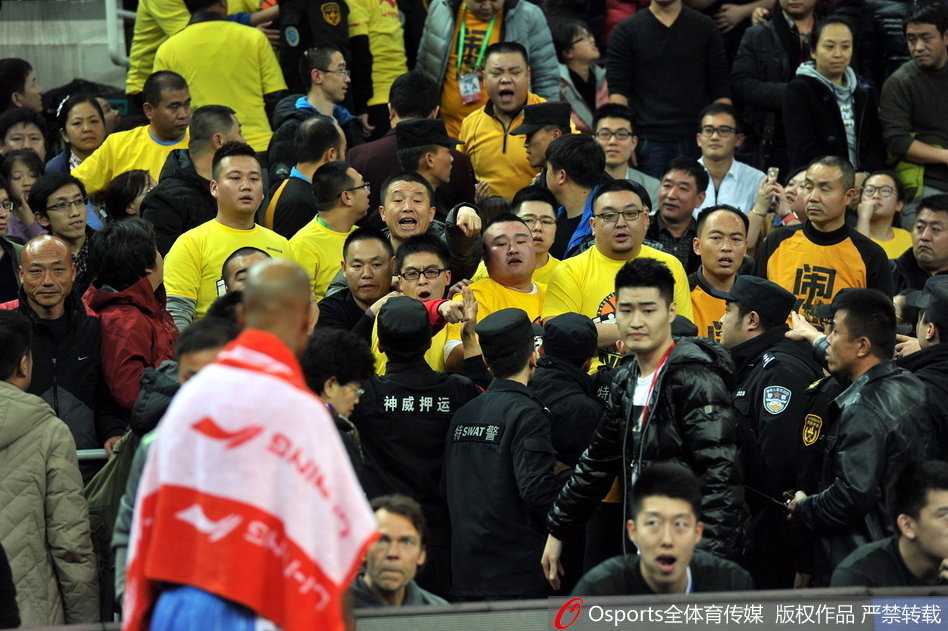 京晋大战硝烟散尽 安保筑起最后防线 混乱之中,一名身着深色外套的球迷试图冲破安保人员的阻拦,他的身体前倾,手臂用力地向前伸,而在他面前,一名年轻的安保人员正全力阻挡,表情坚毅而吃力。