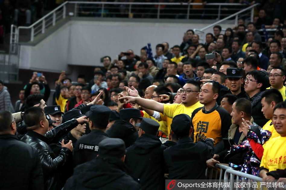 京晋大战硝烟散尽 安保筑起最后防线 最后一名裁判在安保的贴身护卫下,终于快步踏入通往休息室的走廊,身后是依然喧闹不肯散去的人群,这一刻,那道门仿佛隔开了两个截然不同的世界。