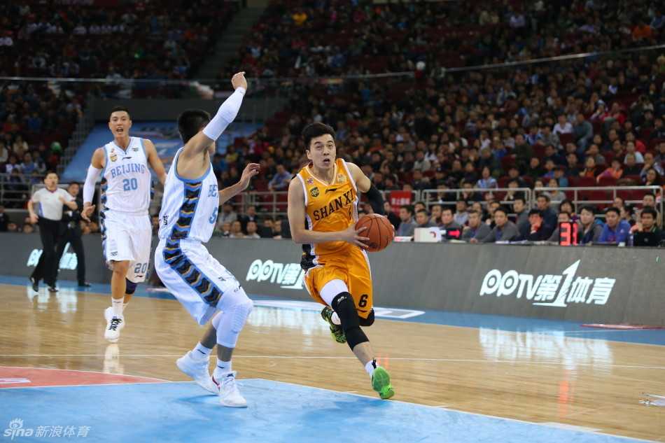 京晋鏖战之巅:马布里独木难支,富兰克林三双弑旧主,闵鹿蕾场边尽显焦灼 山西后卫曾令旭如利刃般坚决撕裂北京防线,三步上篮瞬间引发全场惊呼。