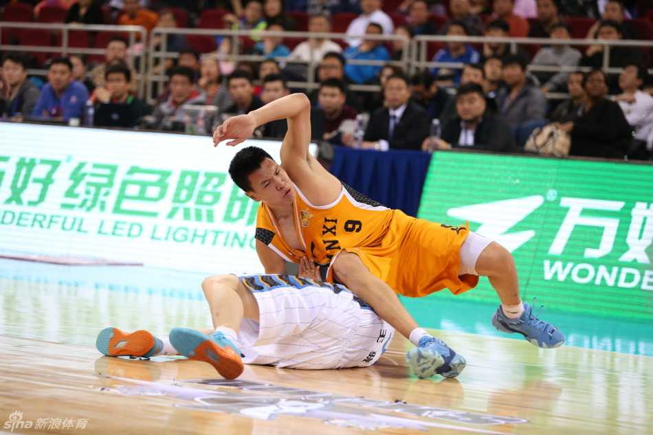 京晋鏖战之巅:马布里独木难支,富兰克林三双弑旧主,闵鹿蕾场边尽显焦灼 马布里与对手肌肉碰撞拼抢球权,眼神中透露出对胜利的无限渴望与不屈斗志。